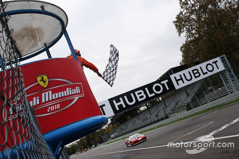 Bandiera a scacchi, #321 Ferrari 488, Scuderia Corsa - Ferrari of Beverly Hills: Thomas Tippl