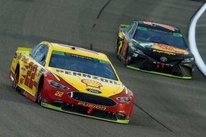 Joey Logano, Team Penske, Ford Fusion Shell Pennzoil and Martin Truex Jr., Furniture Row Racing, Toyota Camry Bass Pro Shops/5-hour ENERGY