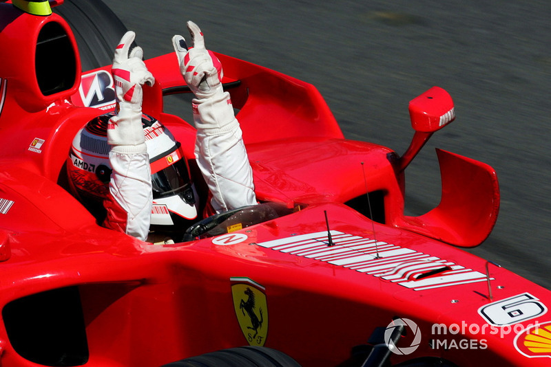 Ganador de la carrera Kimi Raikkonen, Ferrari F2007 se lleva la bandera a cuadros