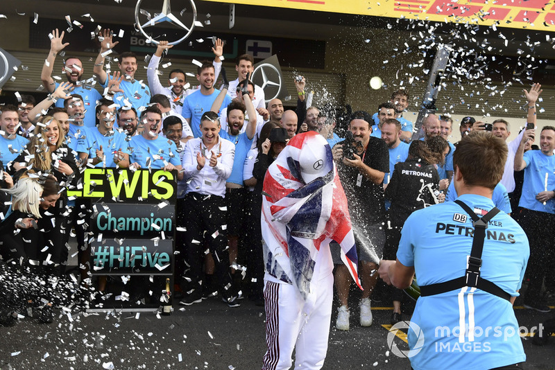Lewis Hamilton, Mercedes AMG F1, merayakan gelar juara dunia kelimanya