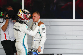 Il vincitore della gara Lewis Hamilton, Mercedes AMG F1, si congratula con Valtteri Bottas, Mercedes AMG F1