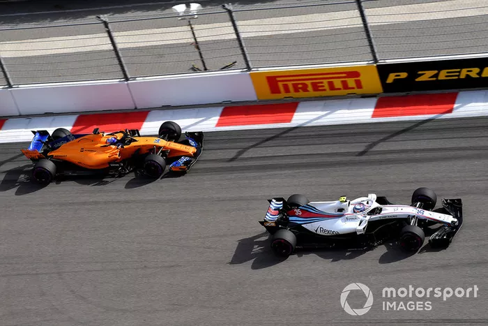 Sergey Sirotkin, Williams FW41 y Fernando Alonso, McLaren MCL33