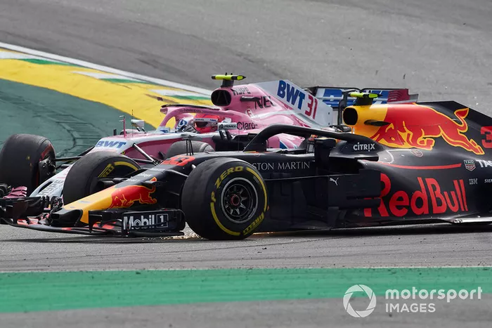 Max Verstappen, Red Bull Racing RB14, y Esteban Ocon, Racing Point Force India VJM11, se tocan
