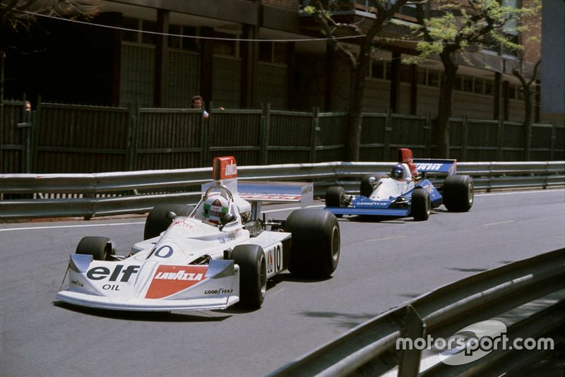 Lella Lombardi (Lavazza March 751 Ford), 6ª posición, lidera a Bob Evans (Stanley BRM P201), retirado