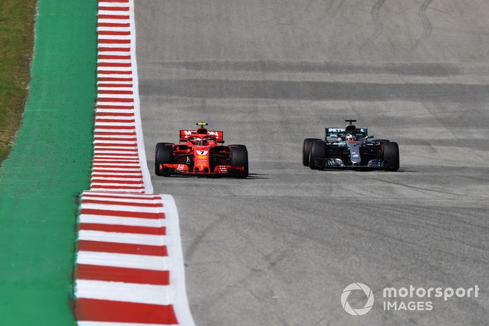 Lewis Hamilton, Mercedes-AMG F1 W09 y Kimi Raikkonen, Ferrari SF71H battle 