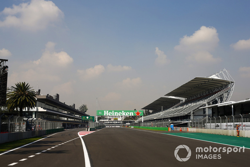 La ligne droite des stands du circuit de Mexico