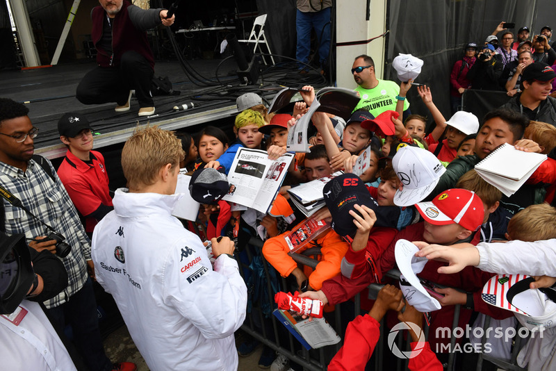 Marcus Ericsson, Sauber, firma autografi ai tifosi