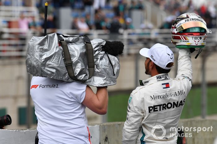 Ganador de la pole Lewis Hamilton, Mercedes-AMG F1 W09 EQ Power+ en Parc Ferme 