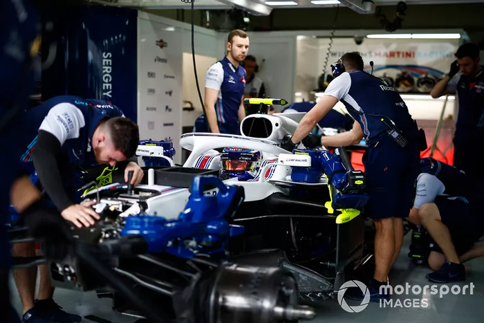 Trabajos mecánicos en el Sergey Sirotkin Williams FW41 en el garaje del equipo