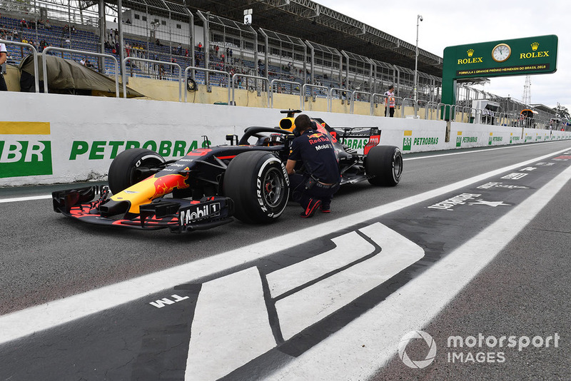 Daniel Ricciardo, Red Bull Racing RB14 stopped in pit lane in FP1