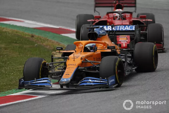 Daniel Ricciardo, McLaren MCL35M, Charles Leclerc, Ferrari SF21