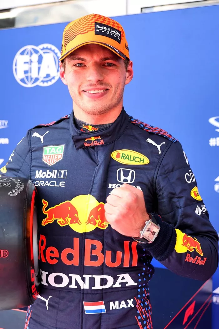 Ganador de la pole Max Verstappen, Red Bull Racing con el trofeo Pirelli Pole Position