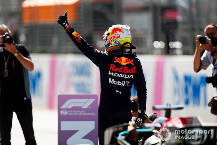 Ganador de la pole Max Verstappen, Red Bull Racing, en Parc Ferme