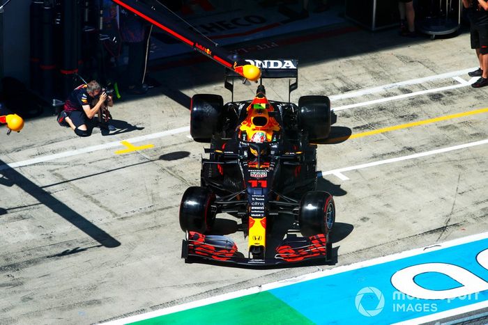 Sergio Pérez, Red Bull Racing RB16B, sale del garaje