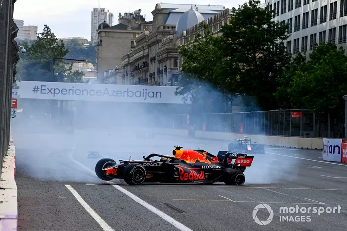 フェルスタッペン、勝利目前でまさかのタイヤトラブル「ピレリはデブリ
