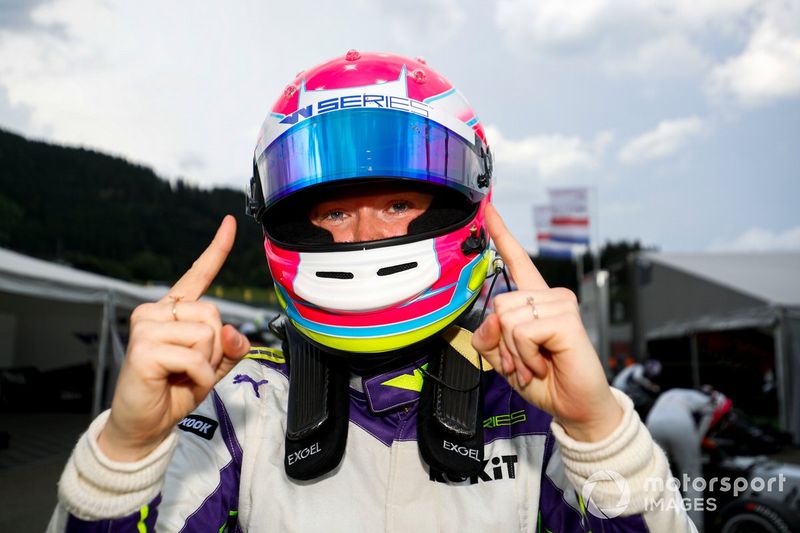 Ganadora de la pole Alice Powell celebra en Parc Ferme