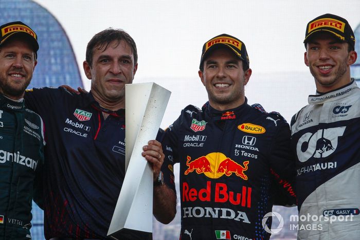 Podio: segundo lugar Sebastian Vettel, Aston Martin, ganador de la carrera Sergio Pérez, Red Bull Racing, tercer lugar Pierre Gasly, AlphaTauri