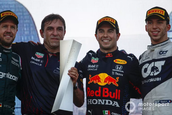 Podio: segundo lugar Sebastian Vettel, Aston Martin, ganador de la carrera Sergio Pérez, Red Bull Racing, tercer lugar Pierre Gasly, AlphaTauri
