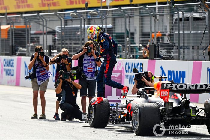 Ganador Max Verstappen, Red Bull Racing, celebra en Parc Ferme