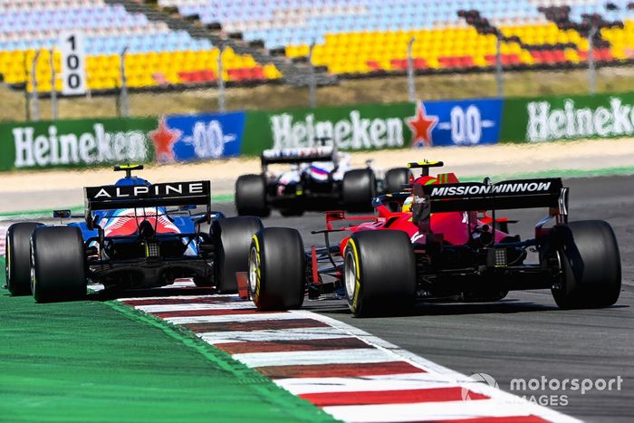 Esteban Ocon, Alpine A521, Carlos Sainz Jr., Ferrari SF21