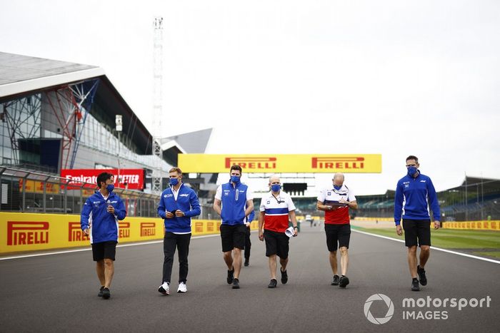 Mick Schumacher, Haas F1 y Komatsu Ayao, ingeniero jefe de carrera de Haas Chief