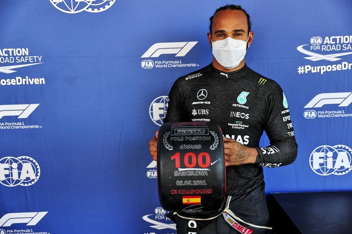 Ganador de la pole position 100 Lewis Hamilton, de Mercedes, con el premio Pirelli