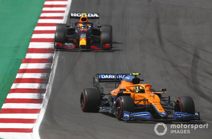 Lando Norris, McLaren MCL35M, Sergio Pérez, Red Bull Racing RB16B