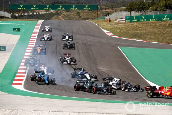 Charles Leclerc, Ferrari SF21, Pierre Gasly, AlphaTauri AT02, Sebastian Vettel, Aston Martin AMR21, George Russell, Williams FW43B, Fernando Alonso, Alpine A521, al inicio
