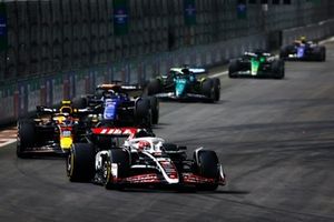 Kevin Magnussen, Haas VF-24, Sergio Pérez, Red Bull Racing RB20, Alex Albon, Williams FW46
