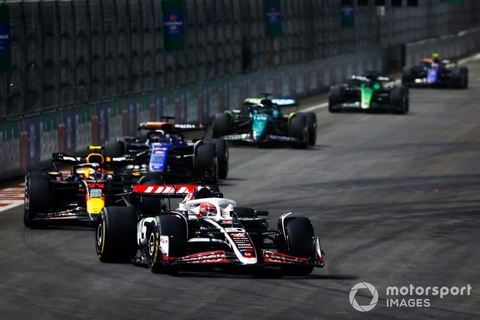 Kevin Magnussen, Haas VF-24, Sergio Pérez, Red Bull Racing RB20, Alex Albon, Williams FW46