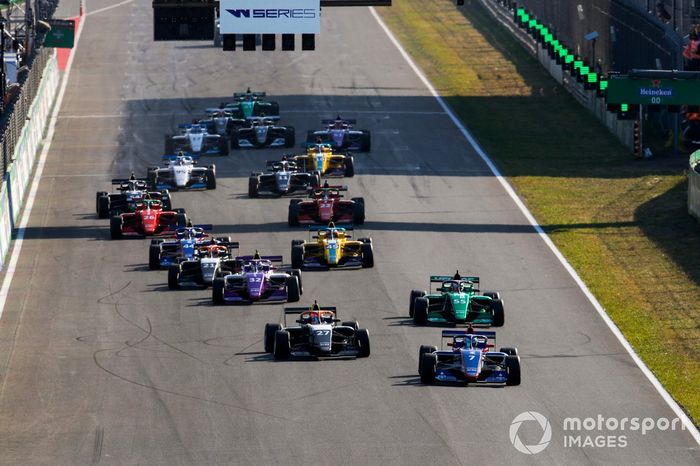 Emma Kimilainen lidera a Alice Powell y Jamie Chadwick en la salida