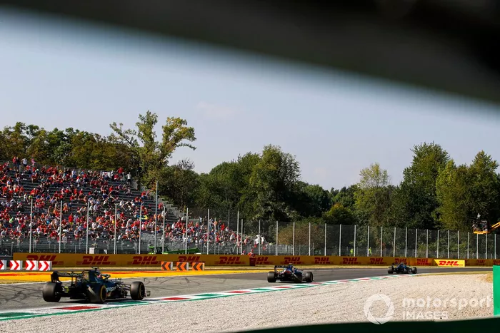 Esteban Ocon, Alpine A521, Sebastian Vettel, Aston Martin AMR21
