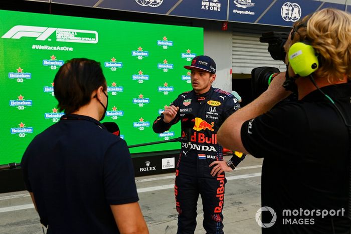 Max Verstappen, Red Bull Racing, es entrevistado por Felipe Massa en el Parc Ferme tras la clasificación