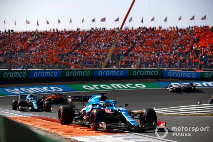 Fernando Alonso, Alpine A521, Esteban Ocon, Alpine A521, Daniel Ricciardo, McLaren MCL35M 