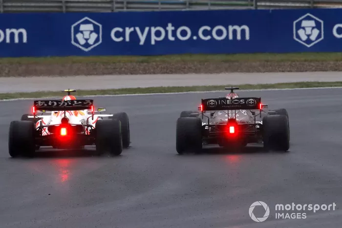 Lewis Hamilton, Mercedes W12, batalla con Sergio Pérez, Red Bull Racing RB16B