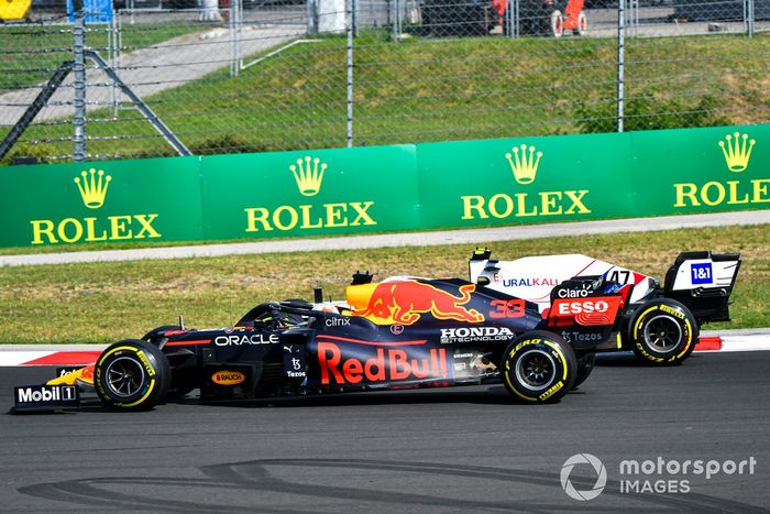 Max Verstappen, Red Bull Racing RB16B, pasa a Mick Schumacher, Haas VF-21