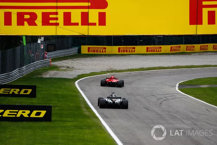 Kimi Raikkonen, Ferrari SF71H, y Lewis Hamilton, Mercedes AMG F1 W09