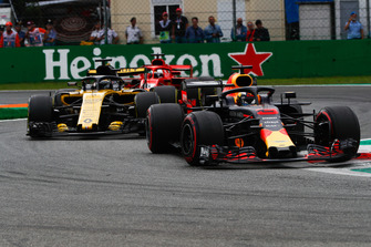 Daniel Ricciardo, Red Bull Racing RB14, leads Nico Hulkenberg, Renault Sport F1 Team R.S. 18, and Sebastian Vettel, Ferrari SF71H