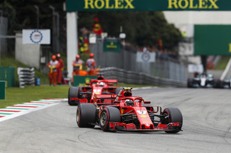 Kimi Raikkonen, Ferrari SF71H, y Sebastian Vettel, Ferrari SF71H