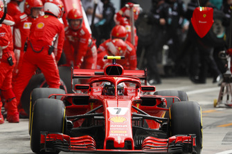 Kimi Raikkonen, Ferrari SF71H, pits