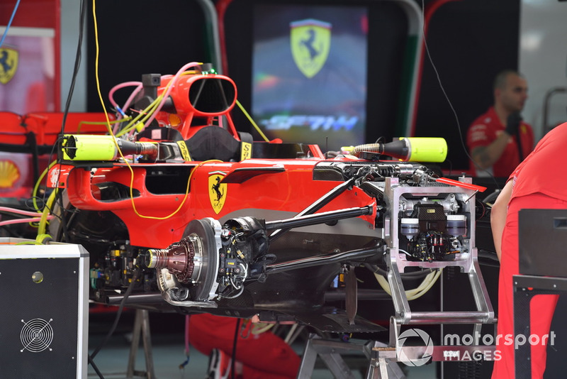 Une Ferrari SF71H dans le garage