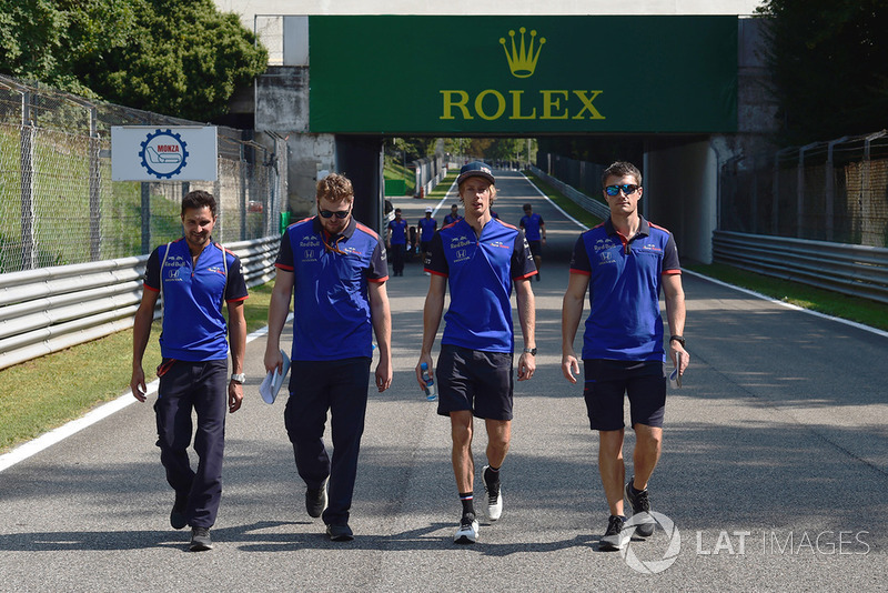 Brendon Hartley, Scuderia Toro Rosso parcourt la piste à pied