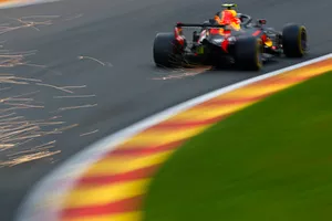 Max Verstappen, Red Bull Racing RB14, fait des étincelles