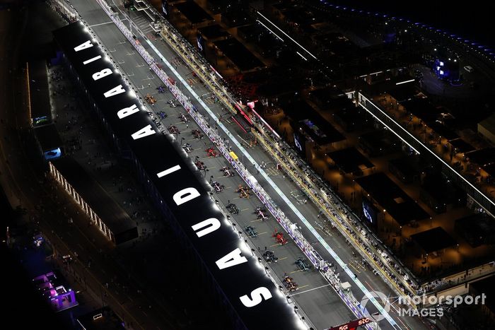 Los mecánicos realizan los últimos preparativos en la parrilla