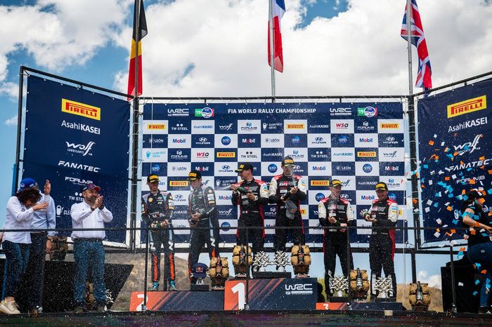 Podio: Ganadores Sébastien Ogier, Vincent Landais, Toyota Gazoo Racing WRT Toyota GR Yaris Rally1, segundos Thierry Neuville, Martijn Wydaeghe, Hyundai World Rally Team Hyundai i20 N Rally1, terceros Elfyn Evans, Scott Martin, Toyota Gazoo Racing WRT Toyota GR Yaris Rally1.