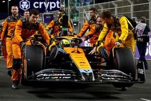 Lando Norris, McLaren MCL60, arrives on the grid with his mechanics