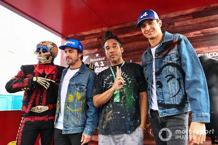 Fernando Alonso, Alpine F1 Team, Esteban Ocon, Alpine F1 Team, con el artista Jimmy Pierce y Fermín La Calaca