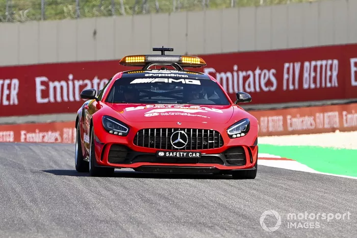 El Safety Car con decoración roja por las 1000 carreras de Ferrari

