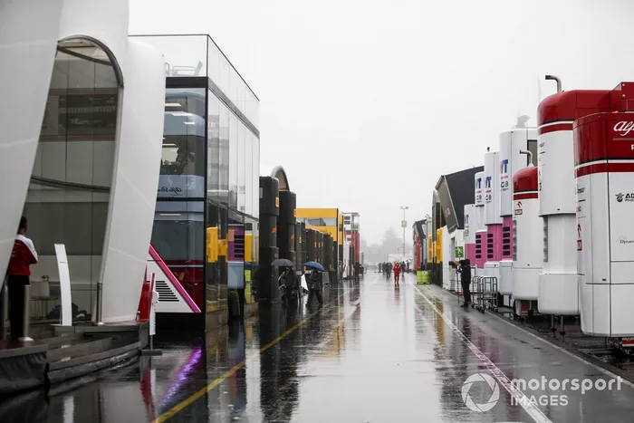 Lluvia en el paddock
