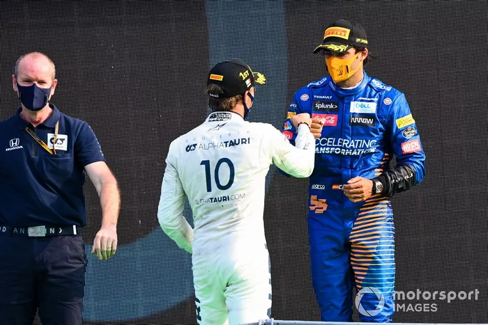 Podio: segundo lugar Carlos Sainz Jr., McLaren, ganador Pierre Gasly, AlphaTauri